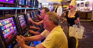 a804444 Myanmar Sportsbook Platform — မြန်မာ ကစားသမားများ Football ပွဲကို Live Betting ချနေသောမြင်ကွင်း